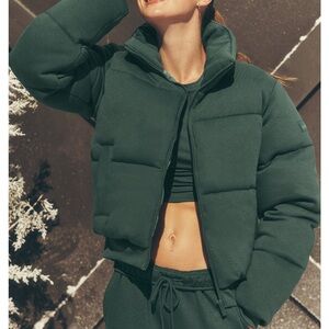 ALO Yoga sweatshirt Puffer Jacket in Forest Green. New in packaging large